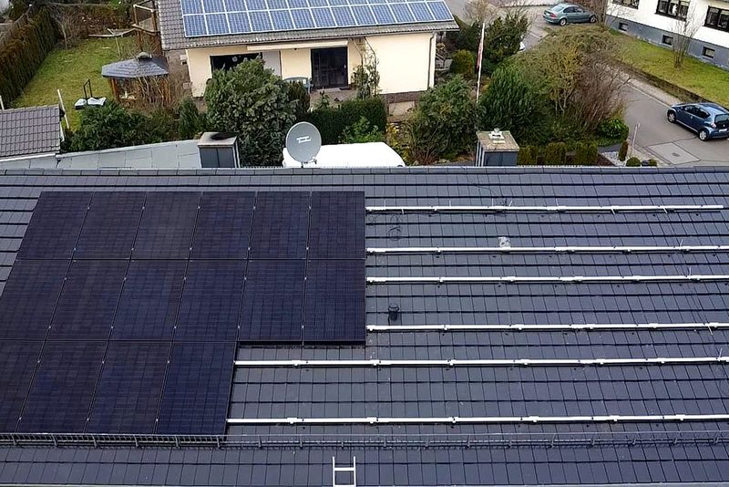 Wohnhaus mit Schr&auml;gdach mit Photovoltaikanlage von Sch&ouml;nwald Handwerkerservice im Raum Heilbronn