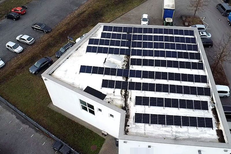 Flachdach mit aufgest&auml;nderten Modulen mit Photovoltaikanlage von Sch&ouml;nwald Handwerkerservice im Raum Heilbronn
