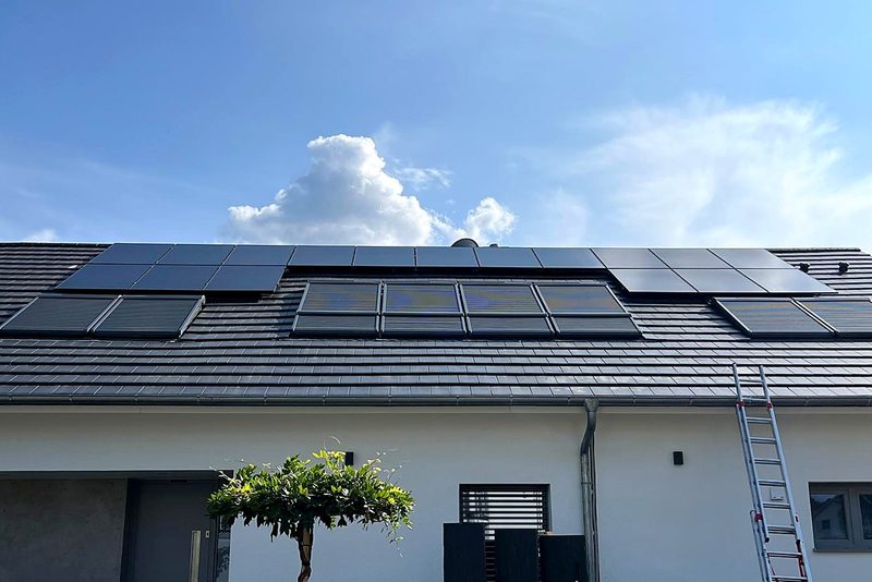 Wohnhaus mit Schr&auml;gdach mit Photovoltaikanlage von Sch&ouml;nwald Handwerkerservice im Raum Heilbronn