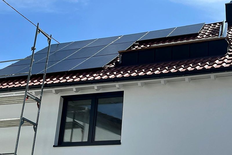 Wohnhaus mit Schr&auml;gdach mit Photovoltaikanlage von Sch&ouml;nwald Handwerkerservice im Raum Heilbronn