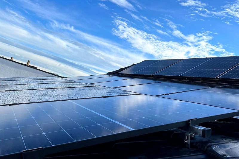 Wohnhaus mit Schr&auml;gdach mit Photovoltaikanlage von Sch&ouml;nwald Handwerkerservice im Raum Heilbronn