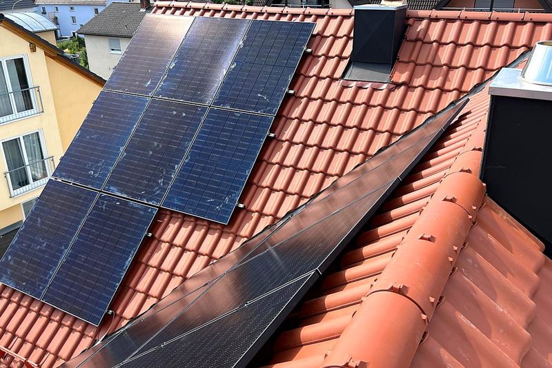 Wohnhaus mit Schr&auml;gdach mit Photovoltaikanlage von Sch&ouml;nwald Handwerkerservice im Raum Heilbronn