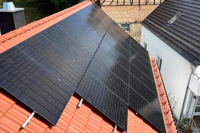 Wohnhaus mit Schr&auml;gdach mit Photovoltaikanlage von Sch&ouml;nwald Handwerkerservice im Raum Heilbronn