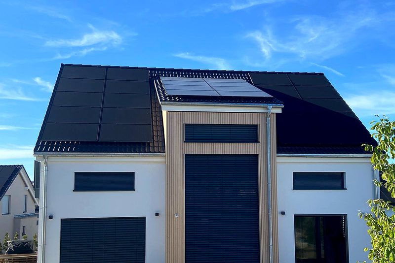 Wohnhaus mit Schr&auml;gdach mit Photovoltaikanlage von Sch&ouml;nwald Handwerkerservice im Raum Heilbronn