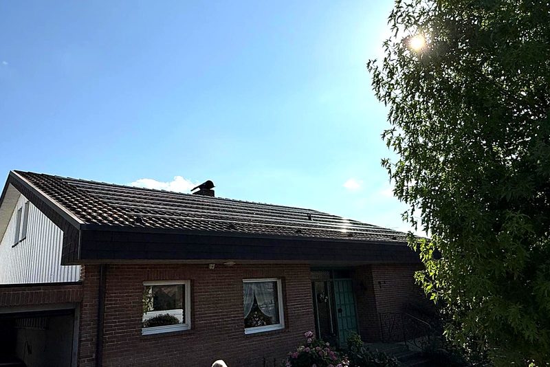 Wohnhaus mit Schr&auml;gdach mit Photovoltaikanlage von Sch&ouml;nwald Handwerkerservice im Raum Heilbronn