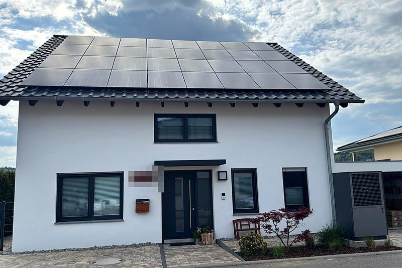 Wohnhaus mit Schr&auml;gdach mit Photovoltaikanlage von Sch&ouml;nwald Handwerkerservice im Raum Heilbronn