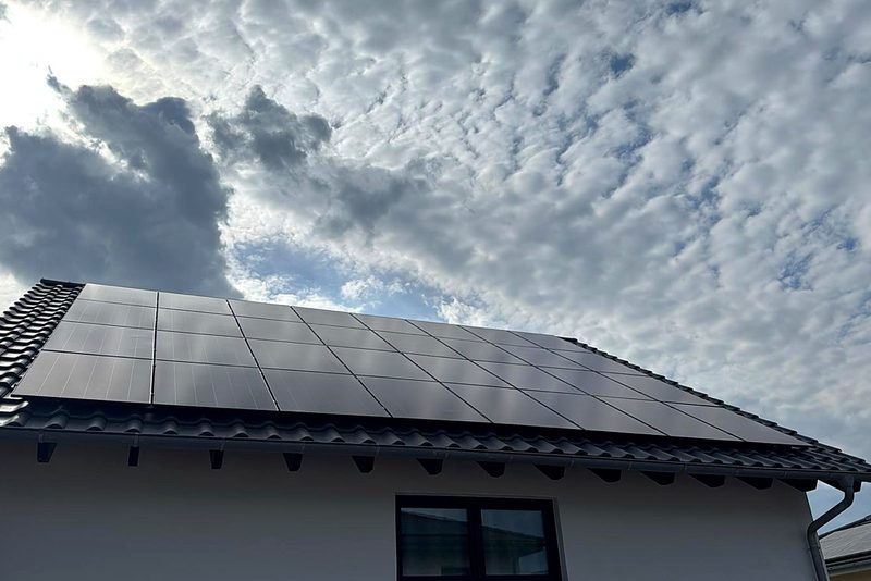 Wohnhaus mit Schr&auml;gdach mit Photovoltaikanlage von Sch&ouml;nwald Handwerkerservice im Raum Heilbronn