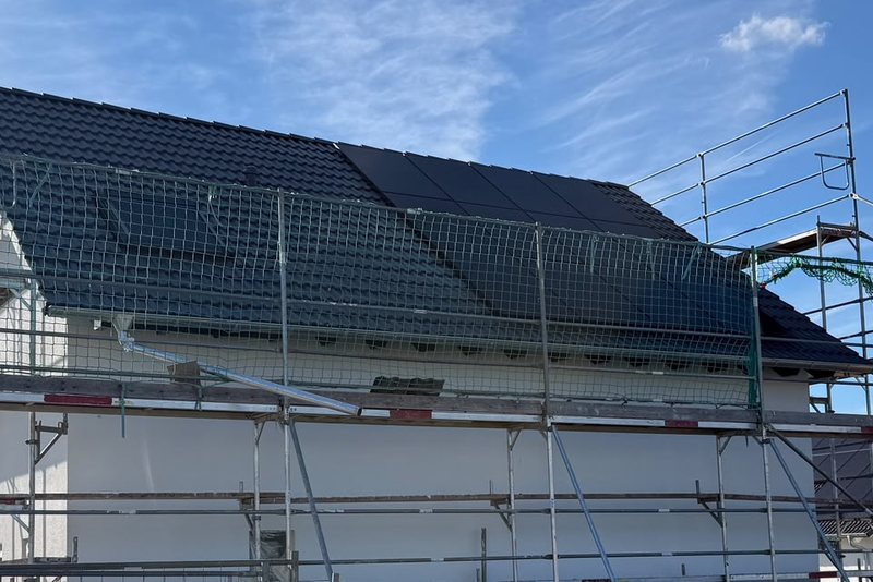 Neubau mit Satteldach, erste Reihe Solarmodule montiert &ndash; Photovoltaikanlage von Sch&ouml;nwald Handwerkerservice im Raum Heilbronn