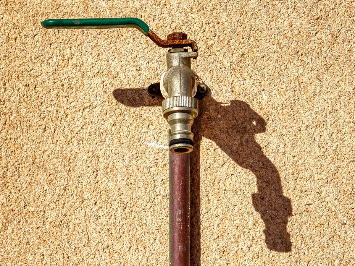 Außenwasserhahn mit Kugelhahn an einer verputzten Hauswand