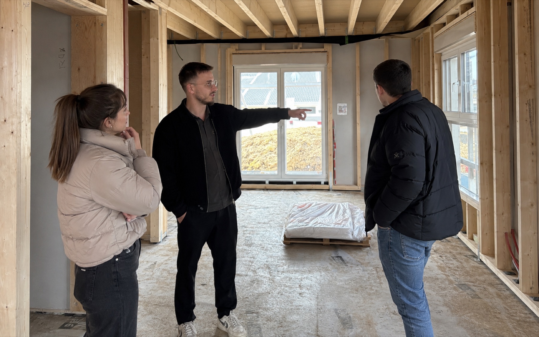 Marvin Sch&ouml;nwald bespricht den Innenausbau mit Bauherren direkt im Rohbau