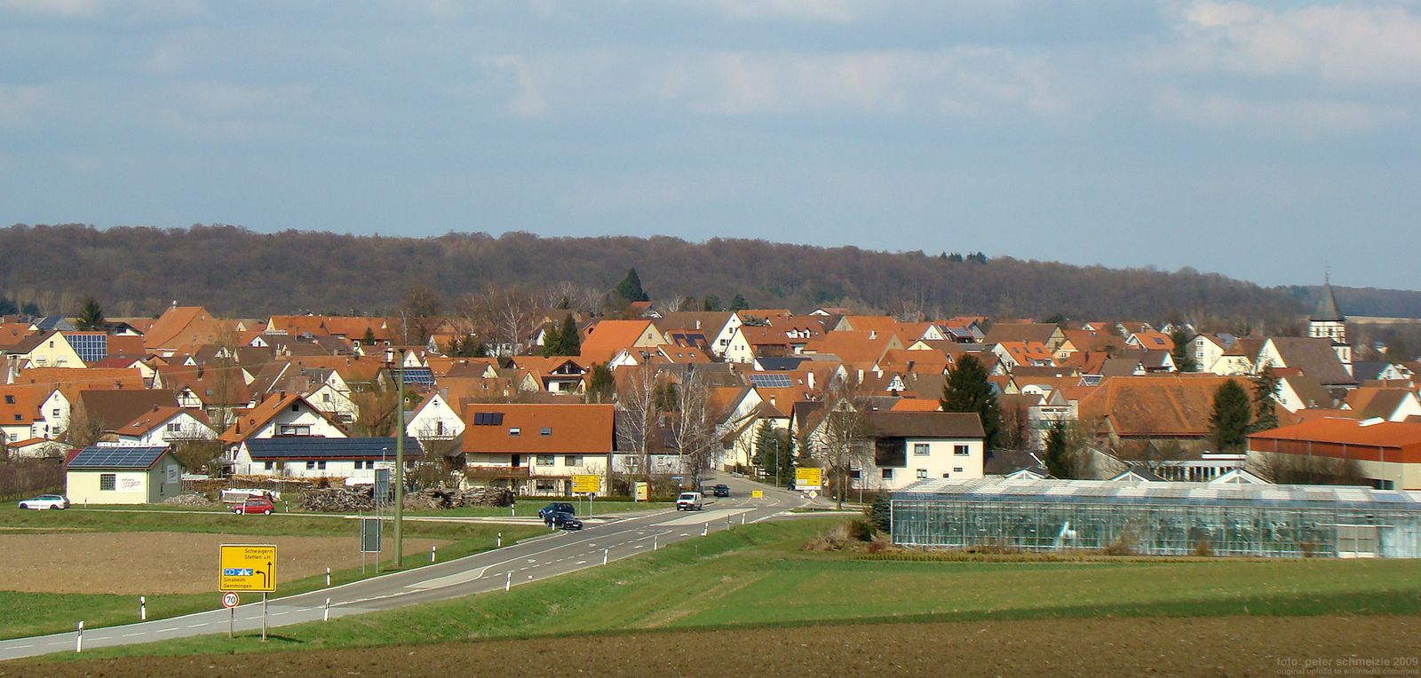 Blick &uuml;ber Felder auf Stetten am Heuchelberg mit hunderten Ziegeld&auml;chern, auf einigen liegen bereits Solarmodule