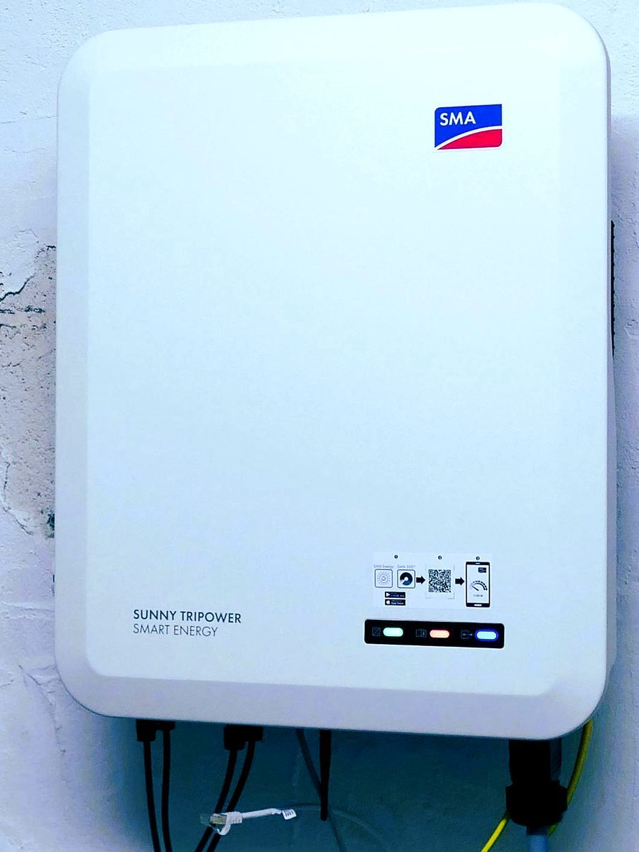 Wechselrichter mit Speicheranbindung in einer von Sch&ouml;nwald Handwerkerservice installierten Photovoltaikanlage