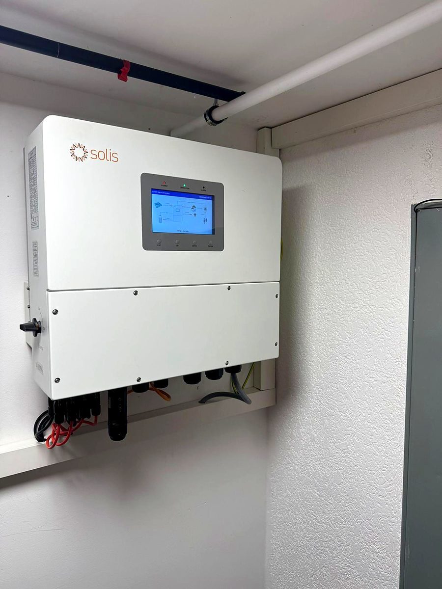 Wechselrichter in einer von Sch&ouml;nwald Handwerkerservice installierten Photovoltaikanlage