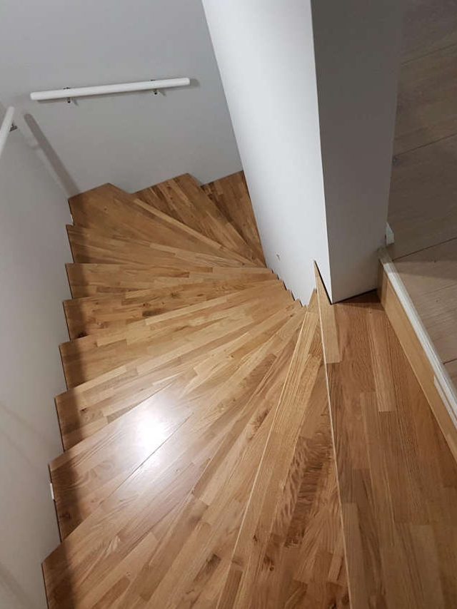Gewendelte Holztreppe von oben, die Stufen laufen in der Wendelung keilförmig zu
